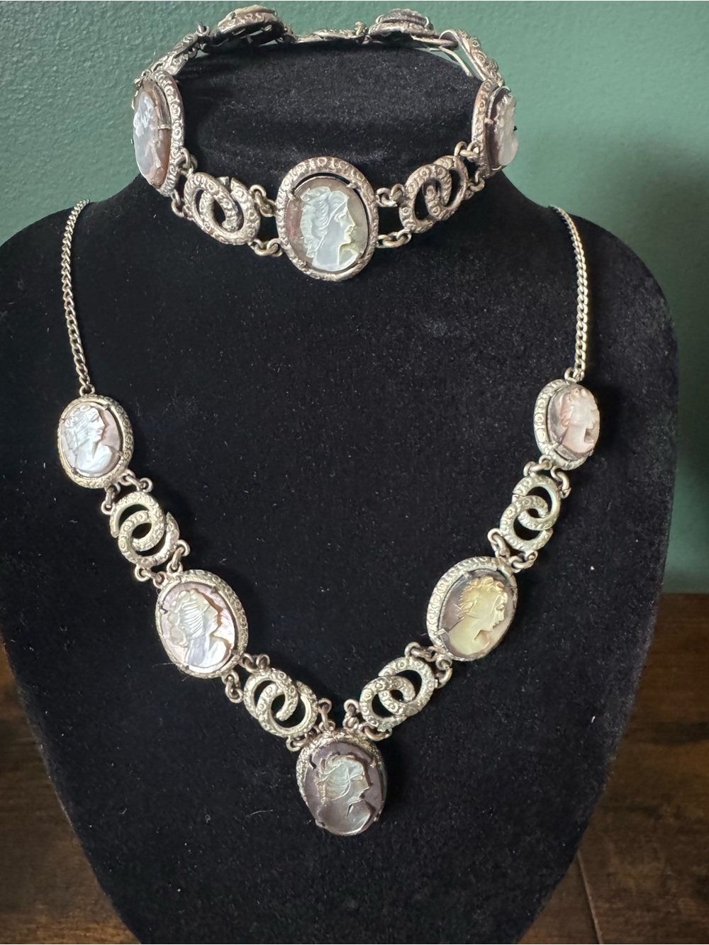 Vintage Cameo Necklace/Bracelet in Silver Tone Mother Of Pearl Circa 1930-1950